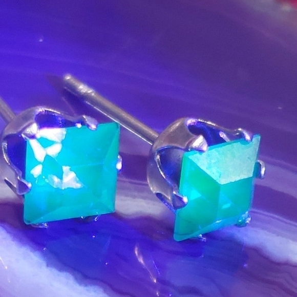 Blue Square uranium glass 6mm stainless steel studs - Picture 5 of 7